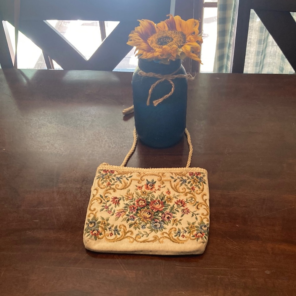 Source Unknown Floral Embroidered Cream Clutch